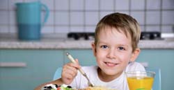 صبحانه خوردن کودک دلیل صبحانه نخوردن کودک و راهکار برای آن