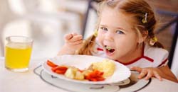 تغذیه کودک غذاهایی که نباید به کودک بدهید