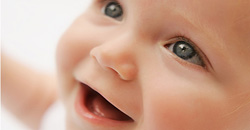 خنده نوزاد لبخندزدن نوزادان هدفمند است