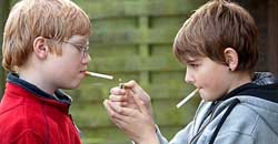 نوجوانان سیگاری چرا نوجوانان سیگاری می‌شوند؟